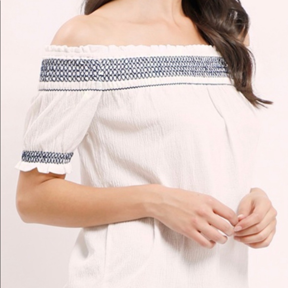 E M off the shoulder top white / navy